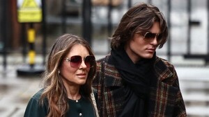 La actriz Liz Hurley rompe a llorar en el Tribunal de Londres