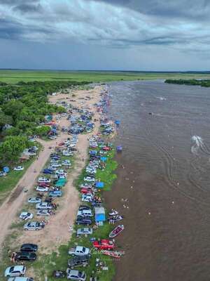 Florideños se preparan para recibir a miles de turistas en su tradicional fiesta playera HawaiianFlo 2026 - Viajes - ABC Color