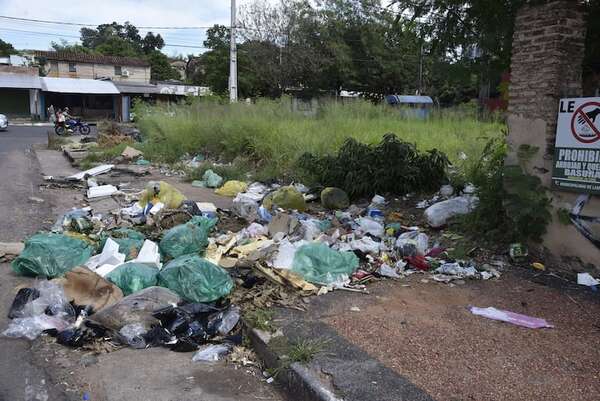 Lambaré: tras reclamo ciudadano, intendente culpa a la gente y promete intervenciones - Nacionales - ABC Color