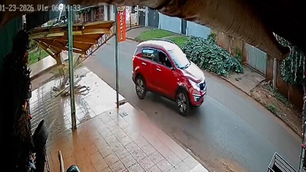 Video: Automovilista atropella un soporte de hierro y huye en Pedro Juan Caballero