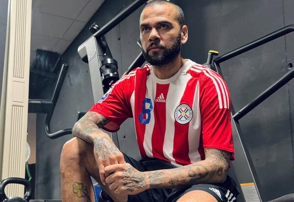 Popular / Dani Alves posó con la camiseta de la Albirroja