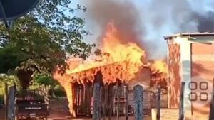 Casa de madera es consumida por las llamas en Presidente Hayes
