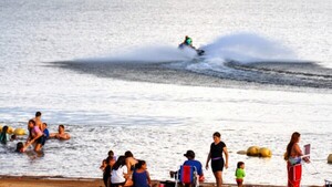 Verano en familia: Cine, deportes y recreación en la Playa Tacurú