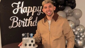 Popular / (VIDEO) Carrera baqueta y regalo de artista ligó Julio Enciso en su cumple
