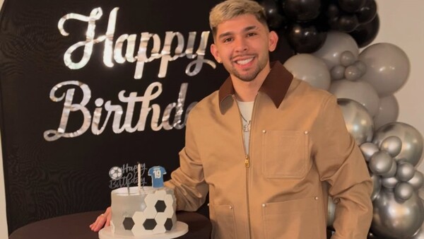 Popular / (VIDEO) Carrera baqueta y regalo de artista ligó Julio Enciso en su cumple