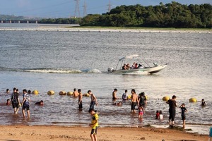 La playa Tacuru Pucu se consolida como destino turístico gratuito en el Alto Paraná - La Tribuna