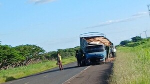 Otro choque en la ruta PY08: Un bache provoca la colisión entre un camión y ómnibus