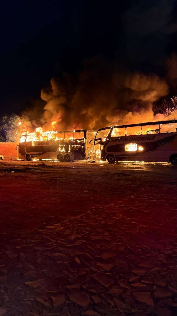 Incendio consumió dos buses de larga distancia en taller de Villa Elisa - Nacionales - ABC Color
