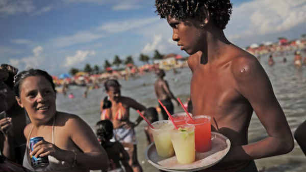 No consumir caipiriña y alimentos crudos: entre las recomendaciones para evitar gastroenteritis en Brasil