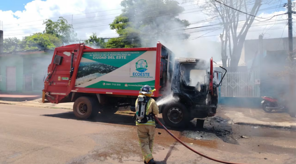 Queman camión recolector de basura de manera intencional en Ciudad del Este