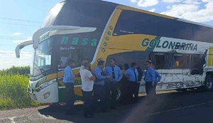 Bache provoca choque entre un camión y un ómnibus en la ruta PY08 - La Tribuna