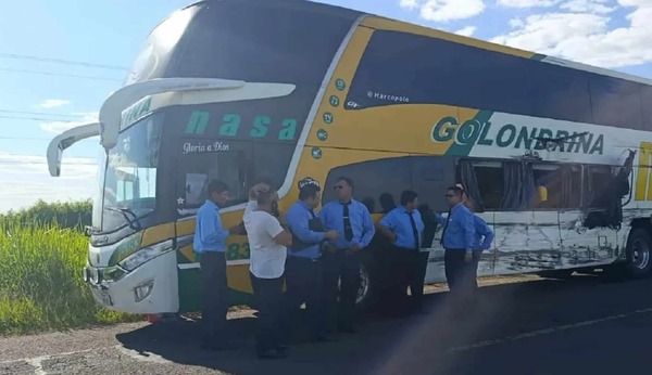Bache provoca choque entre un camión y un ómnibus en la ruta PY08 - La Tribuna