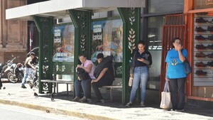 Cetrapam niega reguladas y culpa al intenso tráfico por largas esperas en paradas de buses