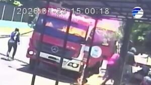 Video: Encapuchados queman un camión recolector de basura en Ciudad del Este