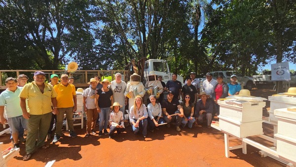 Infona fortalece la producción apícola de 50 familias rurales en Itapúa  - La Tribuna