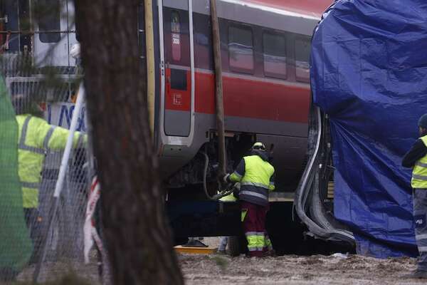La hipótesis principal del accidente ferroviario que dejó 45 muertos en Adamuz  - Mundo - ABC Color