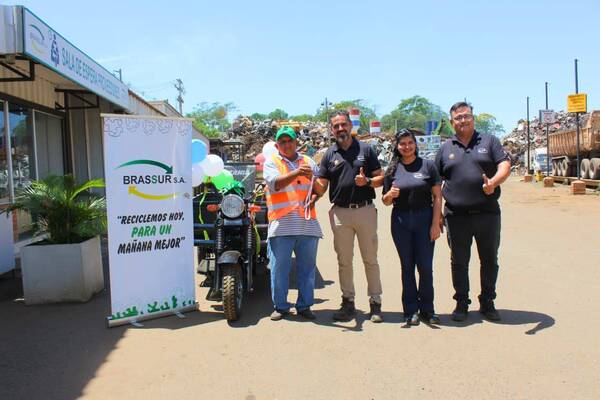 Brassur reconoce el esfuerzo de un reciclador y le entrega un motocarro