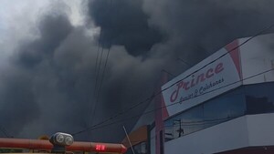 Incendio de gran magnitud afecta a fábrica de colchones en San Lorenzo
