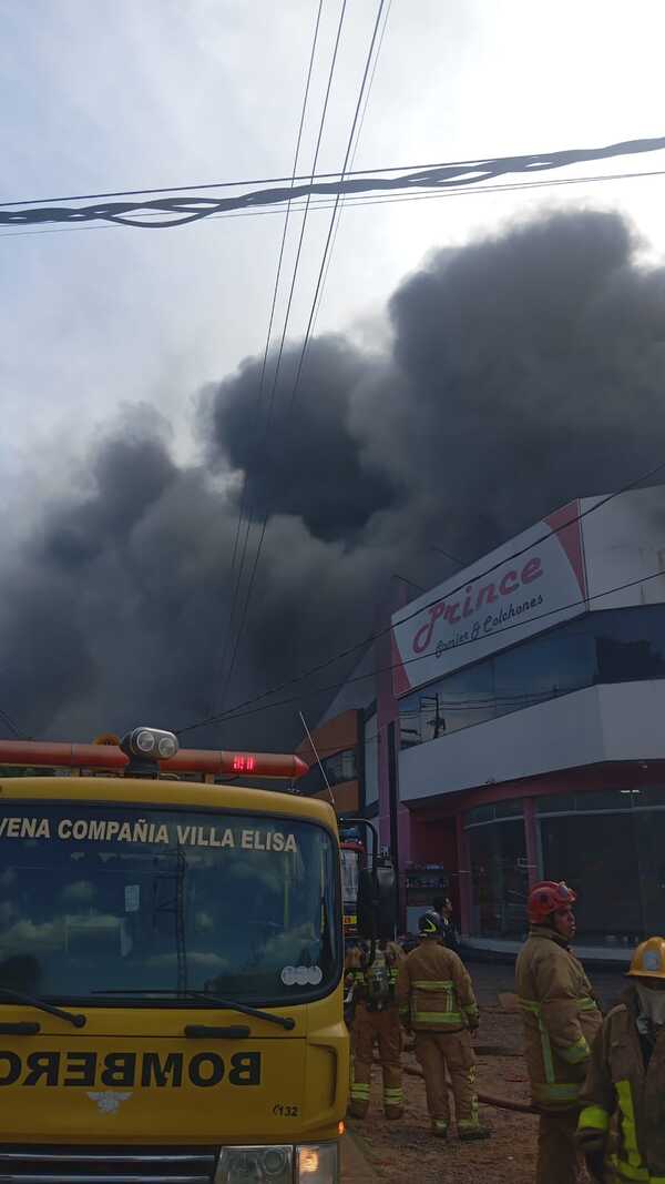 Voraz incendio consume fábrica de colchones en San Lorenzo