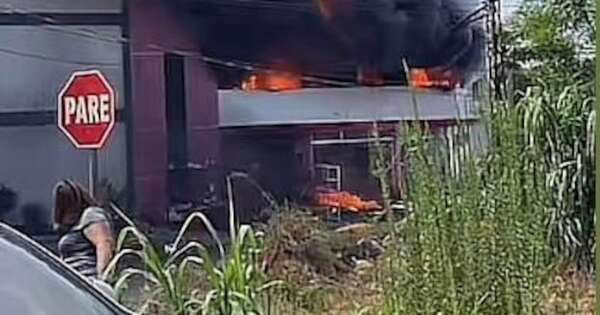 La Nación / Incendio de grandes proporciones consume una colchonería en San Lorenzo