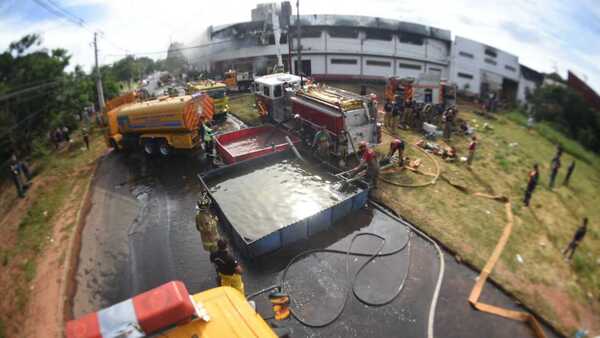 Bomberos “encajonan” fuego en fábrica de colchones y siguen con trabajos de enfriamiento