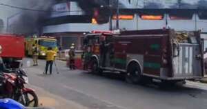 Diario HOY | Incendio de grandes proporciones en colchonería de San Lorenzo pone en alerta a Central