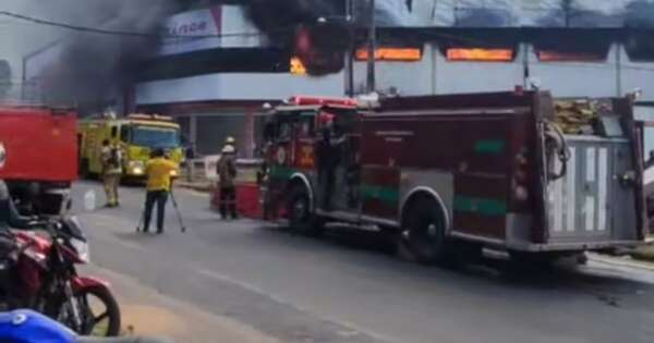Diario HOY | Incendio de grandes proporciones en colchonería de San Lorenzo pone en alerta a Central