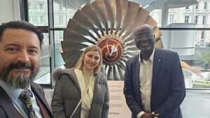 Distinguen a científico paraguayo en prestigiosa universidad británica