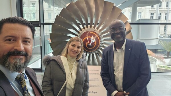 Distinguen a científico paraguayo en prestigiosa universidad británica