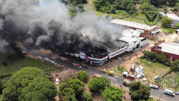 Devastador incendio en fábrica de colchones fue controlado