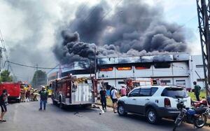 Incendio arrasa fábrica de colchones en San Lorenzo •