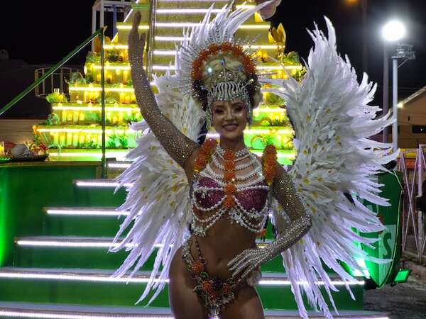 Carnaval Encarnaceno: así comenzó la segunda noche de los mayores corsos del país - Espectáculos - ABC Color