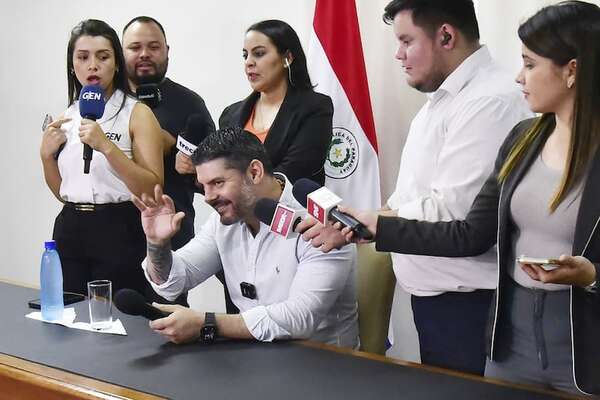 Pese a nefastos precedentes,  cartismo insiste con candidaturas mediáticas - Política - ABC Color