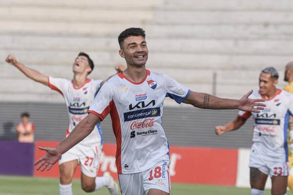 Popular / La Academia dio cátedra de fútbol al Rayadito en el arranque del Apertura