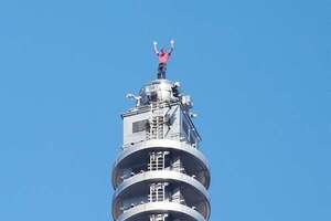 Sin cuerdas ni arnés: Alex Honnold hace historia al escalar con éxito el Taipei 101 - Viajes - ABC Color