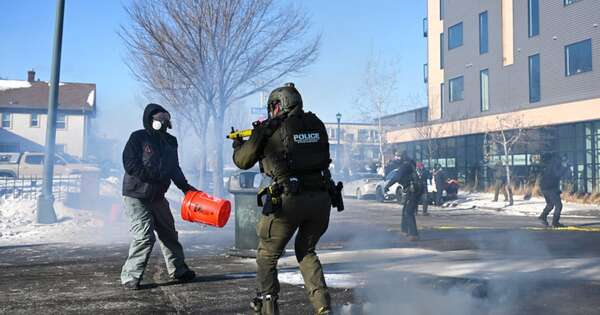 La Nación / Agentes de inmigración matan a tiros a un hombre