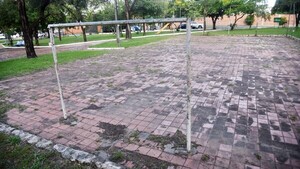 Plazas de Asunción deterioradas, sin agua y vecinos se encargan de cuidarlas