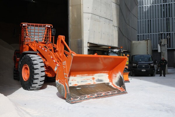 Gigantesca tormenta de nieve y hielo azota a EEUU