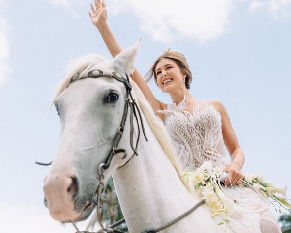 Popular / (GALERÍA) ¡Modelo contó el porqué llegó cabalgando hasta su boda!