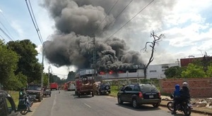 Bomberos controlaron incendio en fábrica de colchones tras arduo trabajo en Avelino Martínez