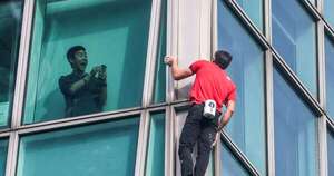 La Nación / Escalador estadounidense subió el edificio más alto de Taiwán