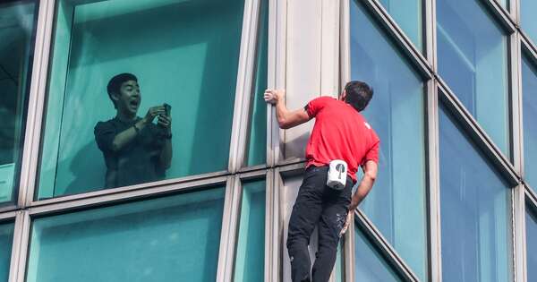 La Nación / Escalador estadounidense subió el edificio más alto de Taiwán
