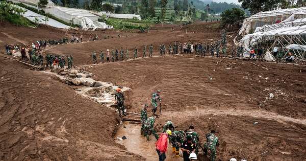 La Nación / Indonesia: reanudan búsqueda de 80 desaparecidos en un alud