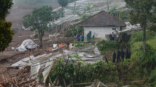 Un alud mata al menos a 8 personas y más de 80 continúan desaparecidas en Indonesia