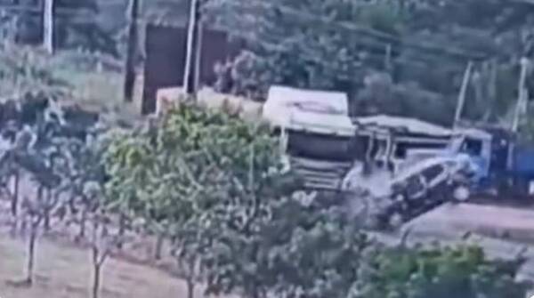 [VIDEO] ¡Terrible accidente! Se adelantó y chocó de frente con un camión