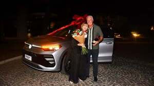 El profe Gustavo Alfaro le regaló una camionetaza a su lapa