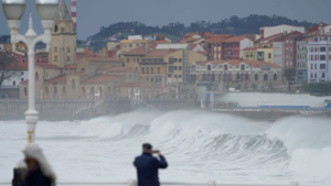 La borrasca Ingrid azota el norte de España, con aviso rojo y olas de más de 10 metros