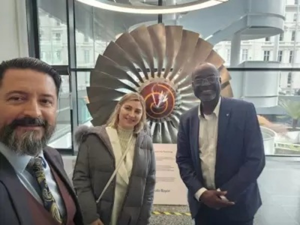 Distinguen a científico paraguayo en universidad británica - ADN Digital