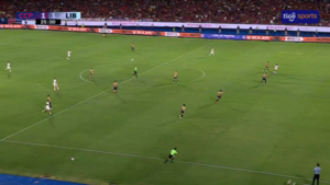 "Matías Pérez habilita con su pierna": polémica por gol anulado a Libertad
