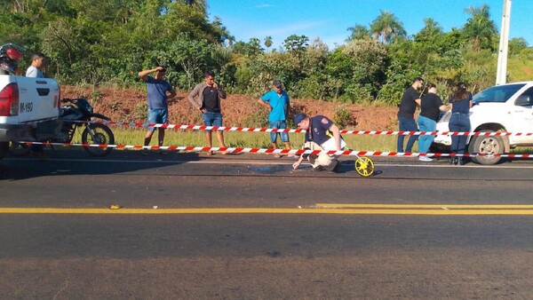 Motociclista pierde la vida y otro joven queda gravemente herido en accidente sobre ruta PY08